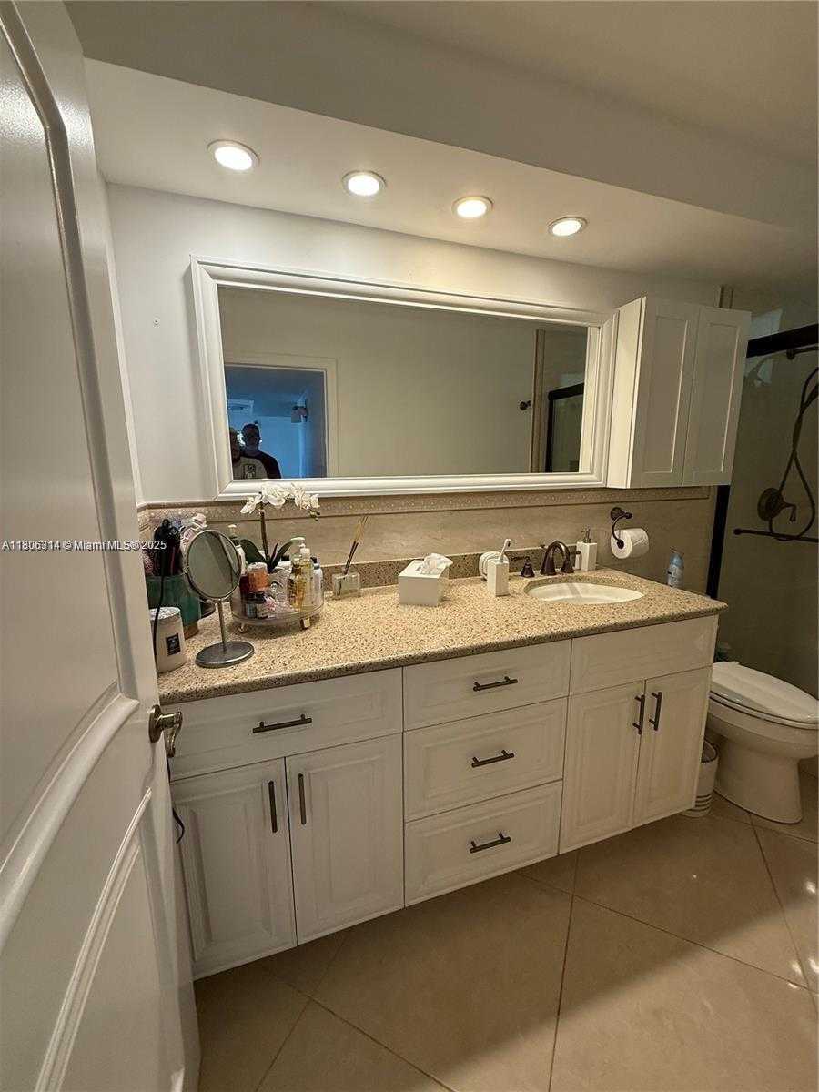 Small Image of 2859 LEONARD #G401, Aventura Number 22