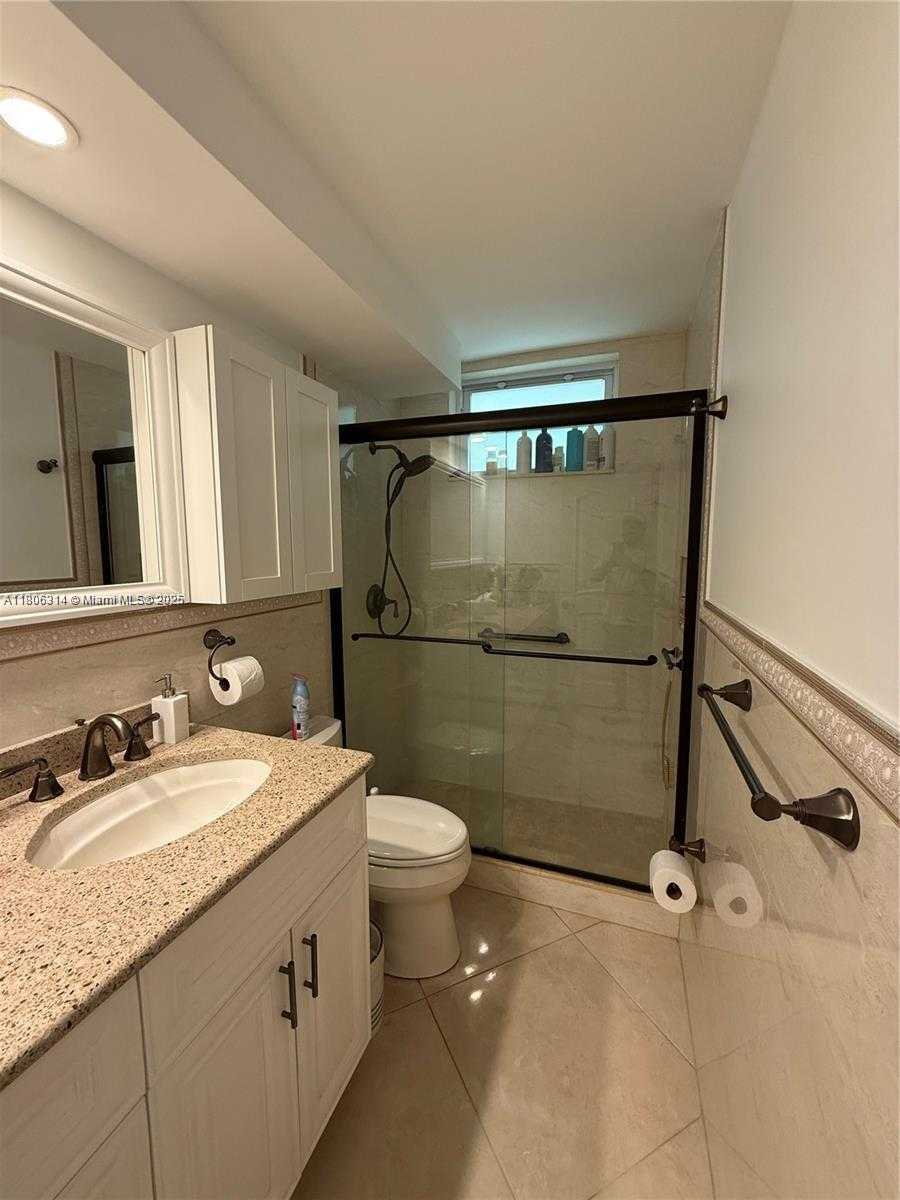 Small Image of 2859 LEONARD #G401, Aventura Number 23