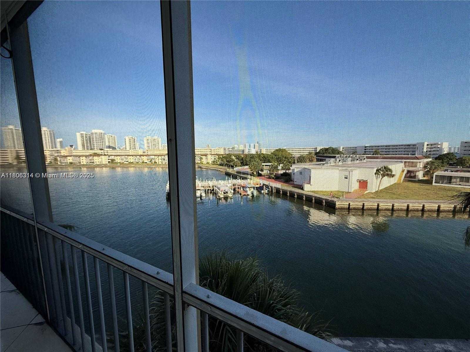 Small Image of 2859 LEONARD #G401, Aventura Number 26