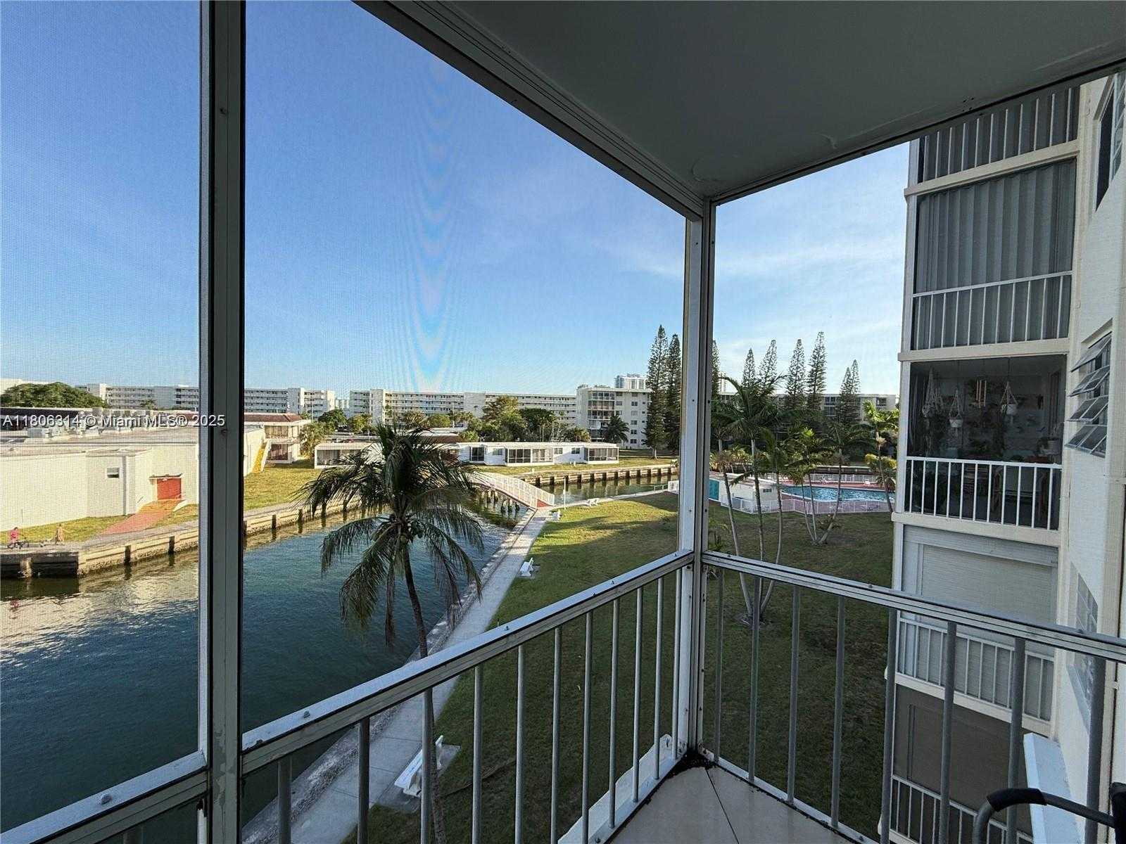 Small Image of 2859 LEONARD #G401, Aventura Number 27