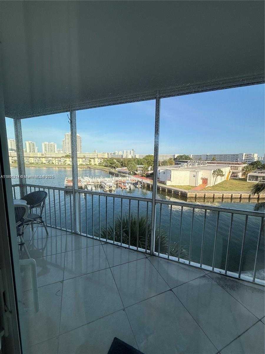 Small Image of 2859 LEONARD #G401, Aventura Number 29