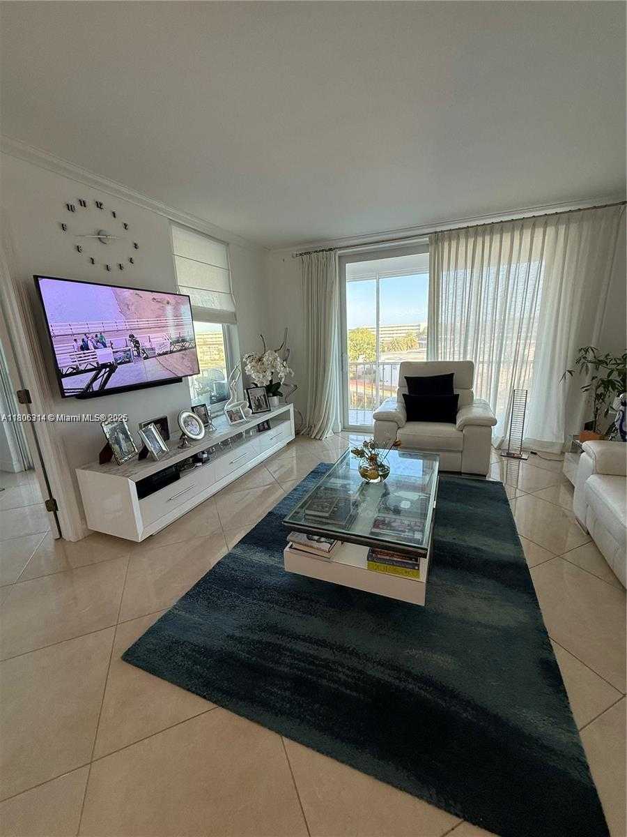 Small Image of 2859 LEONARD #G401, Aventura Number 3