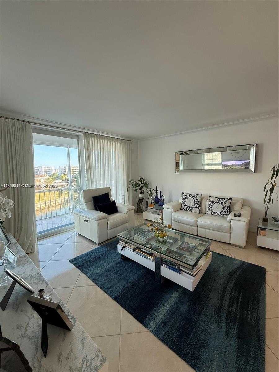 Small Image of 2859 LEONARD #G401, Aventura Number 4