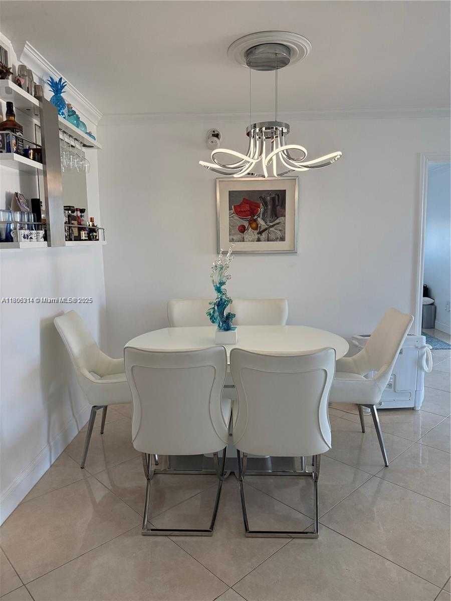 Small Image of 2859 LEONARD #G401, Aventura Number 6