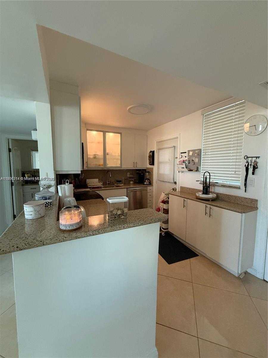 Small Image of 2859 LEONARD #G401, Aventura Number 7