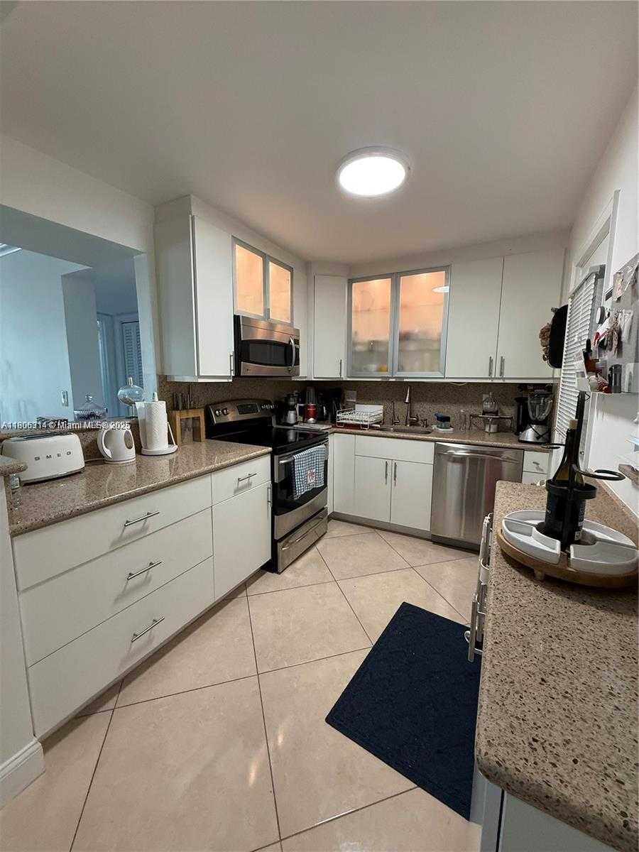 Small Image of 2859 LEONARD #G401, Aventura Number 8