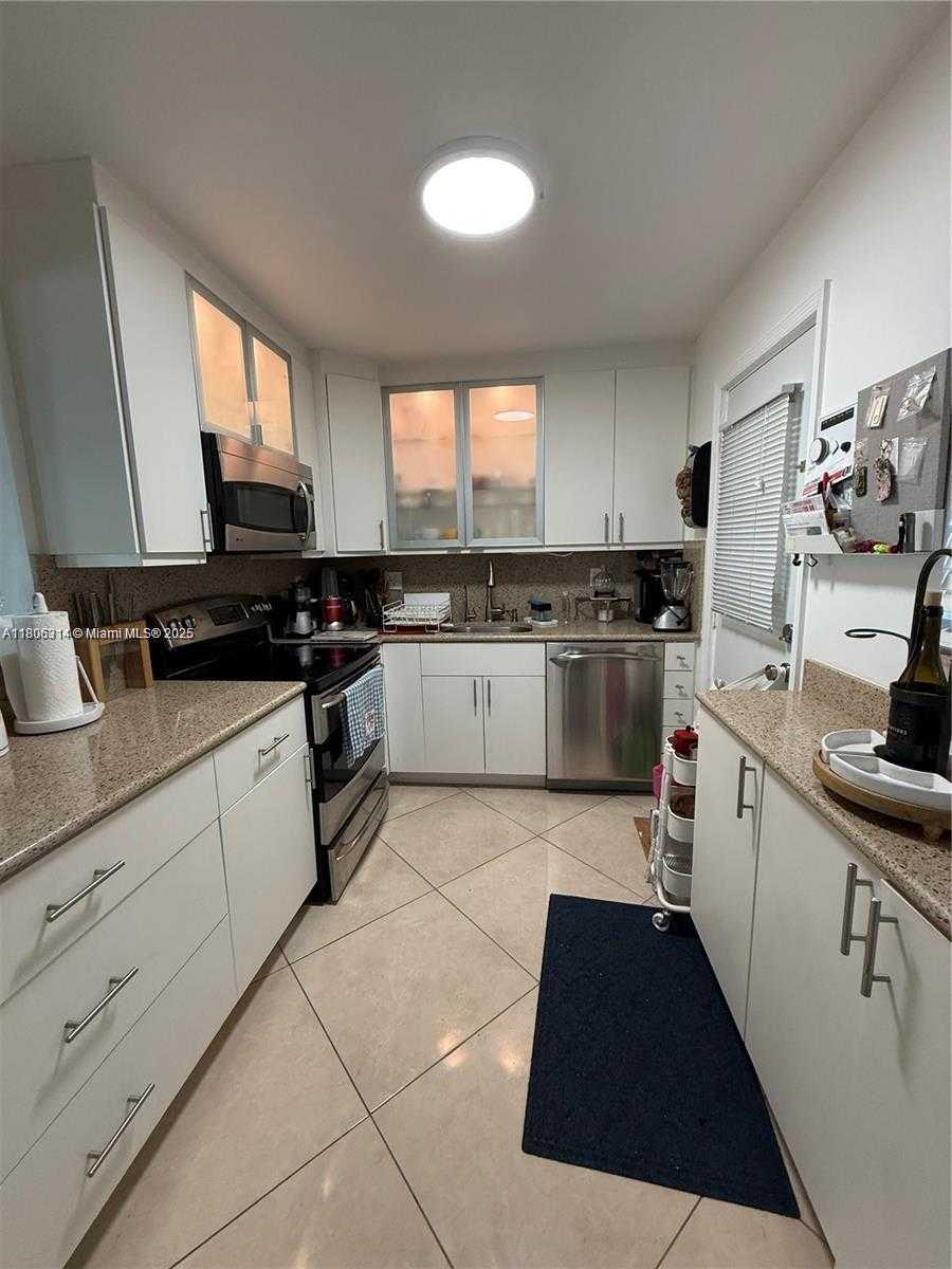 Small Image of 2859 LEONARD #G401, Aventura Number 9