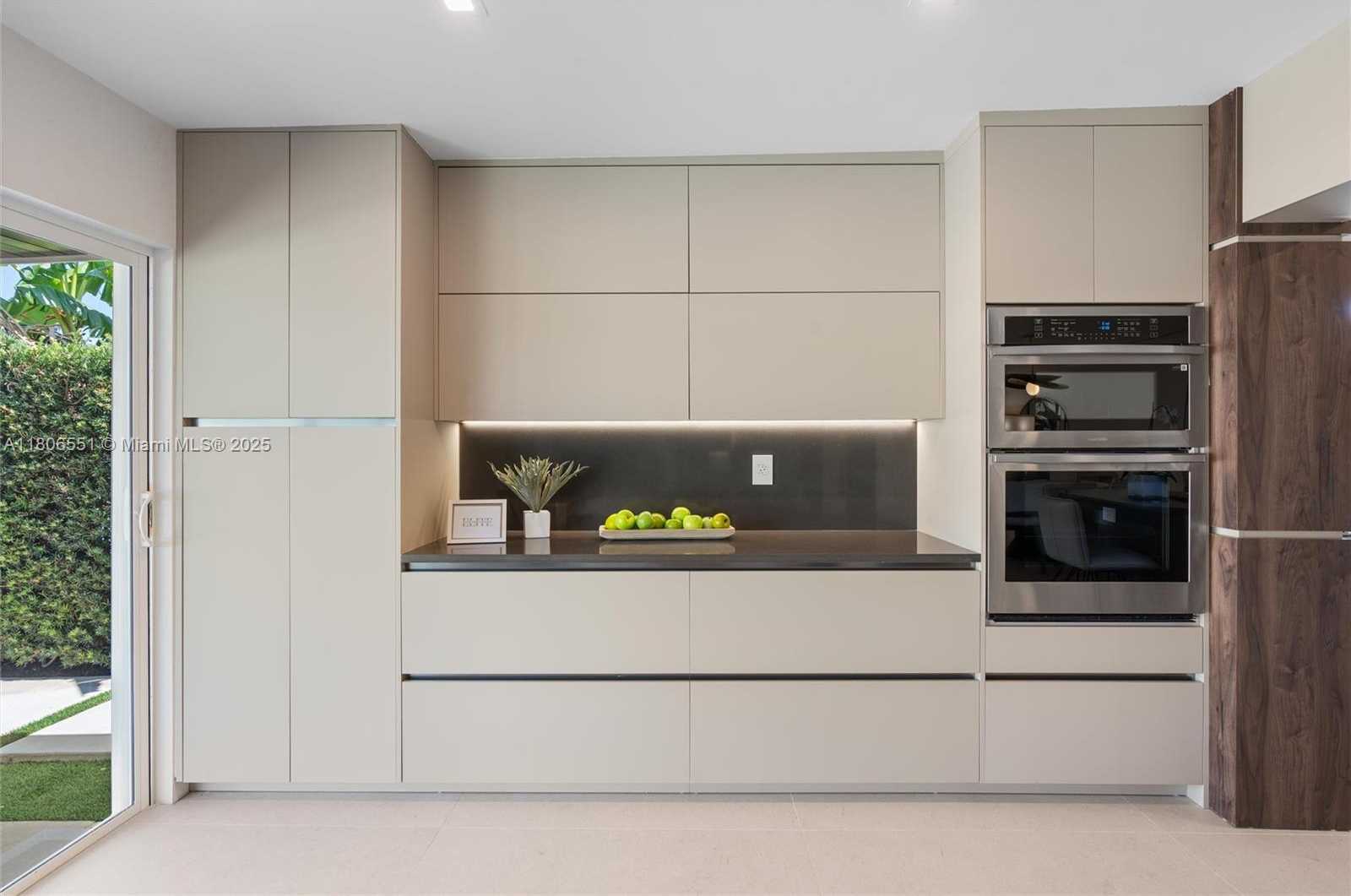 Small Image of 7810 HAWTHORNE AVE, Miami Beach Number 14