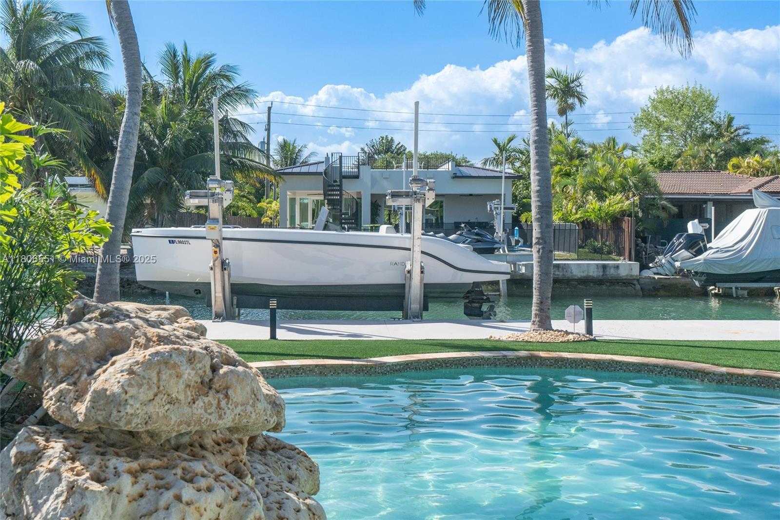 Small Image of 7810 HAWTHORNE AVE, Miami Beach Number 5