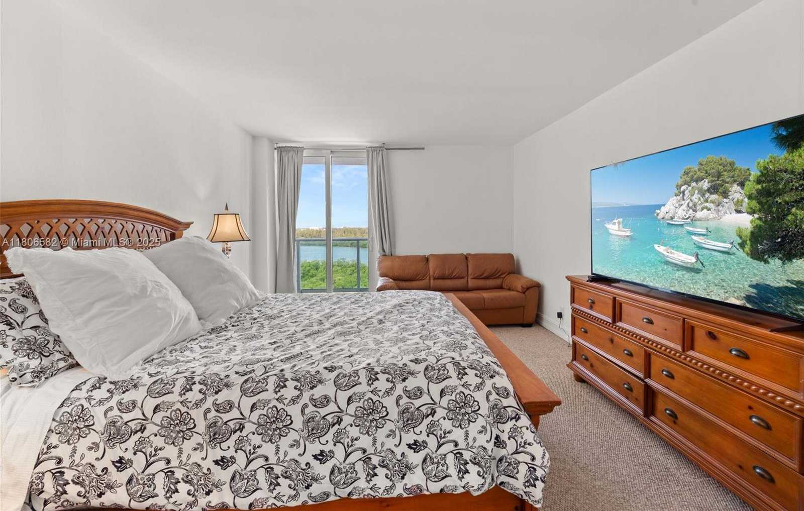 Small Image of 100 BAYVIEW DR #1219, Sunny Isles Beach Number 4