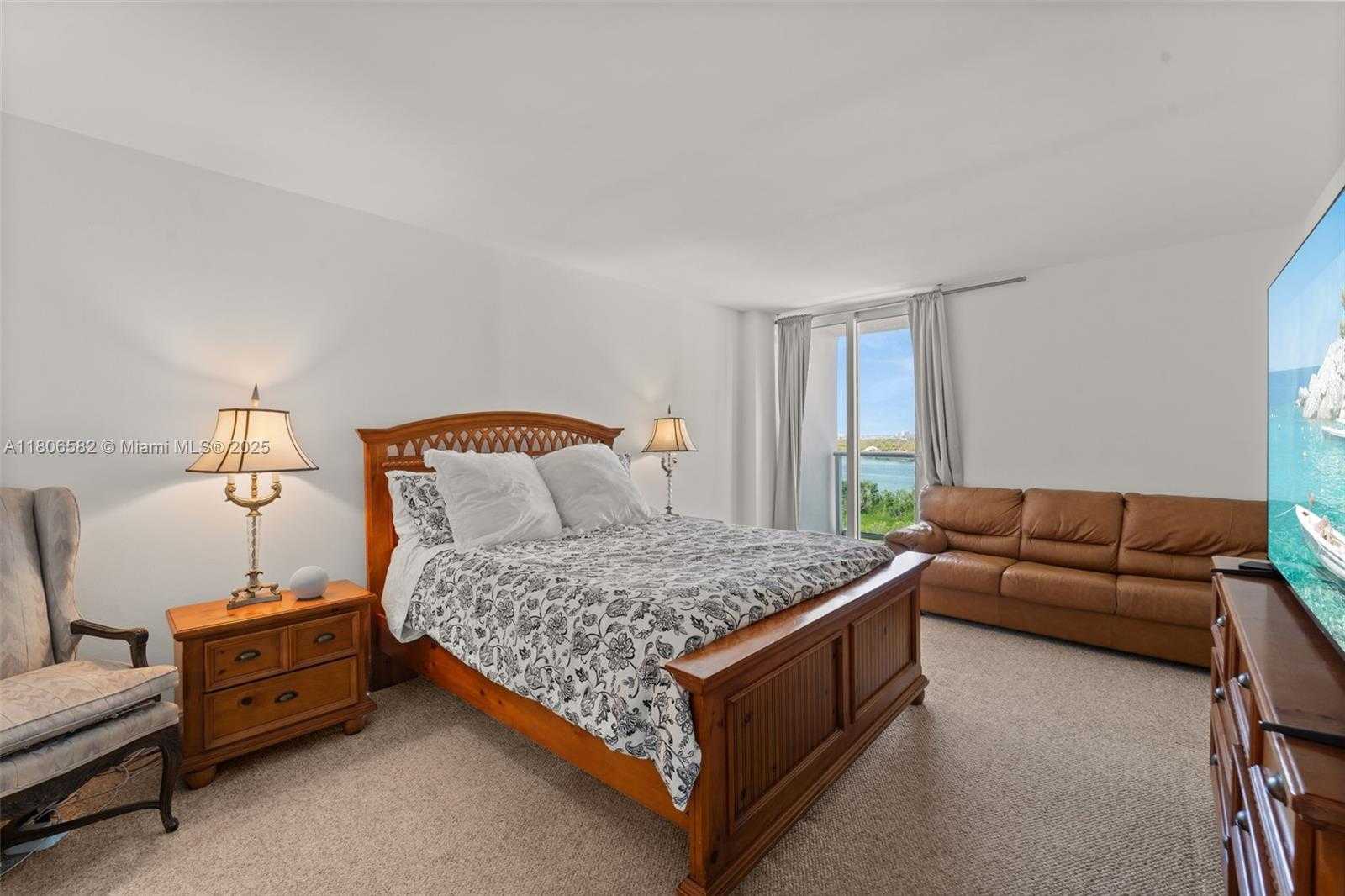 Small Image of 100 BAYVIEW DR #1219, Sunny Isles Beach Number 5