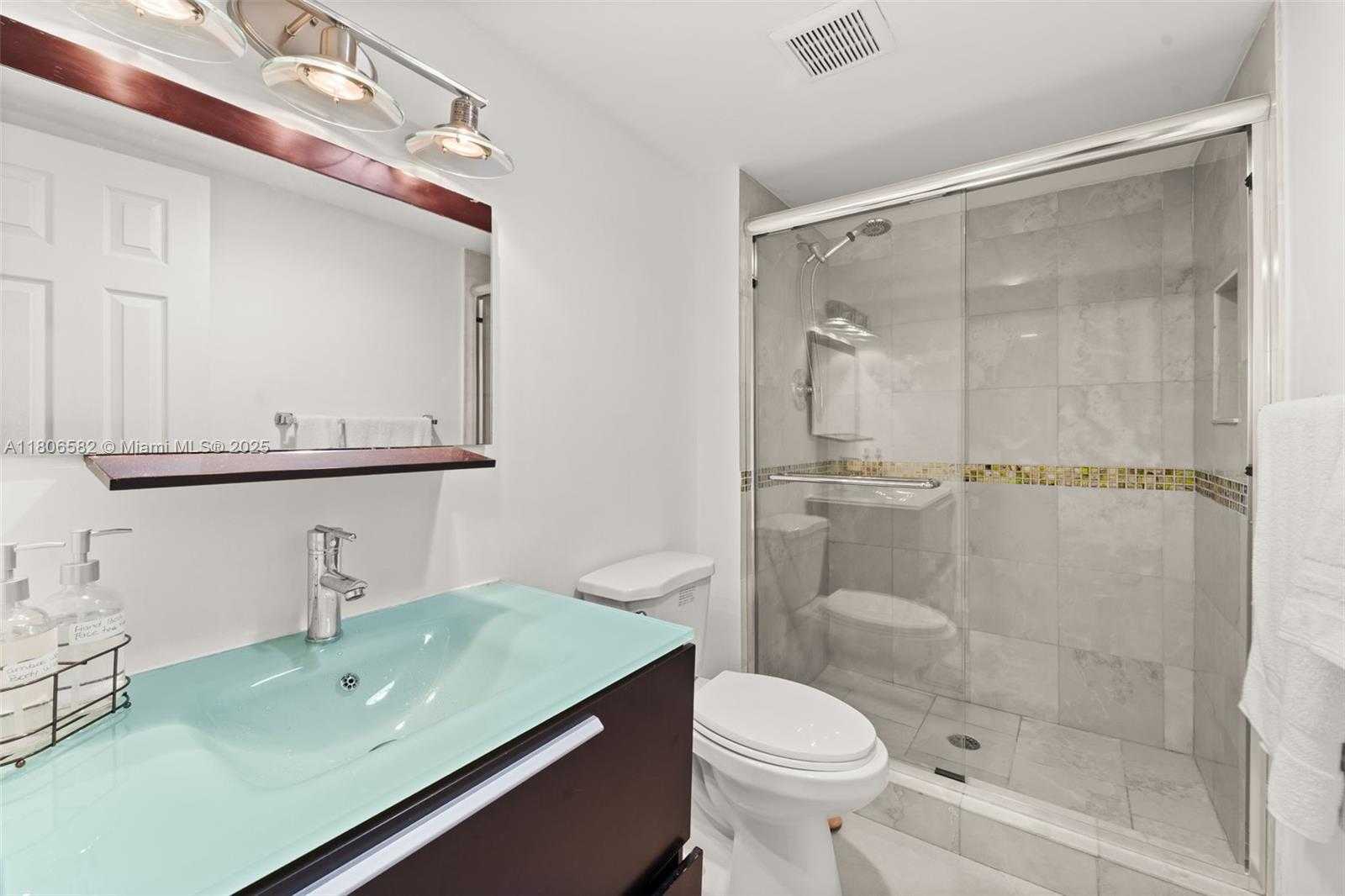 Small Image of 100 BAYVIEW DR #1219, Sunny Isles Beach Number 7