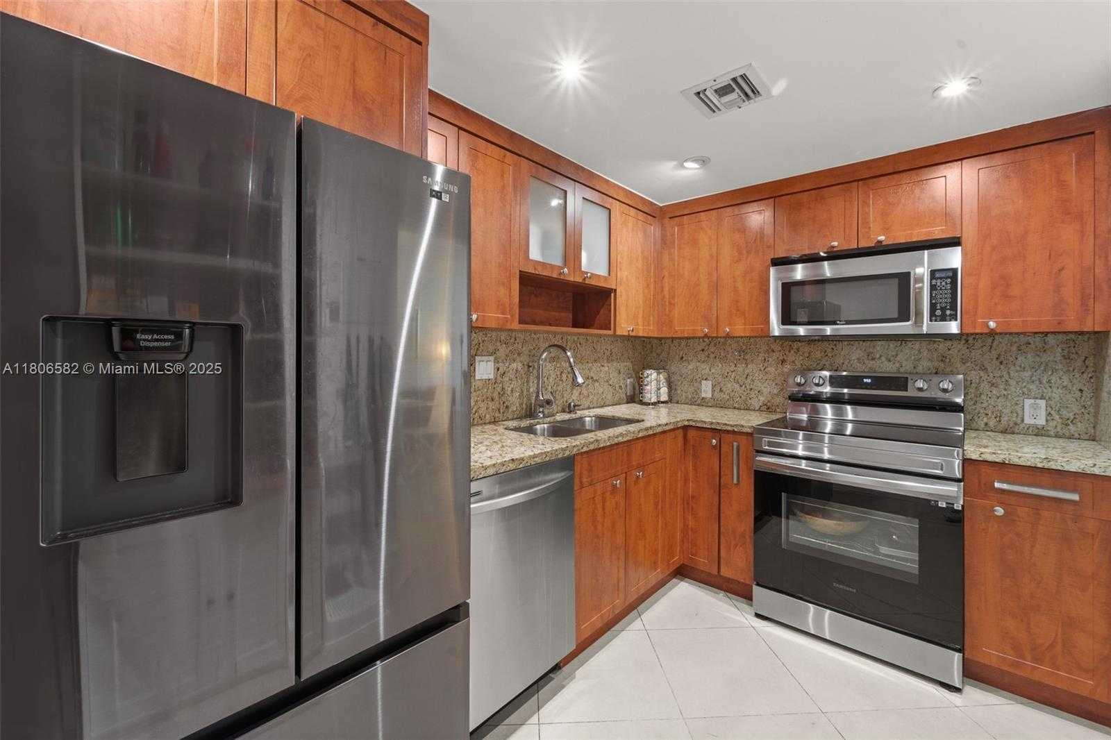 Small Image of 100 BAYVIEW DR #1219, Sunny Isles Beach Number 8
