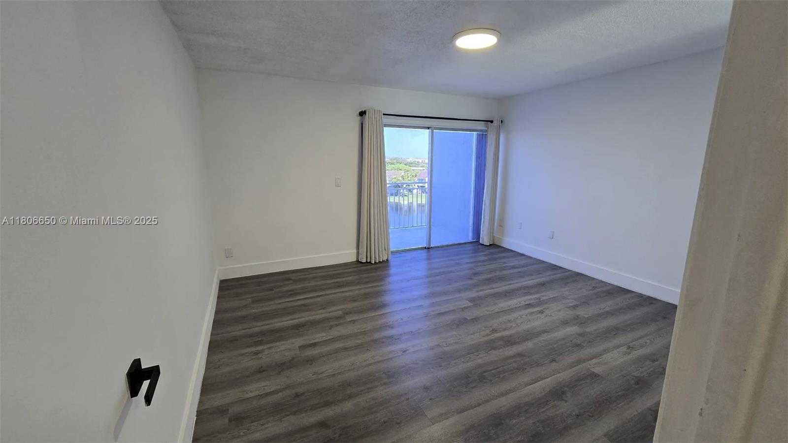 Small Image of 9359 FONTAINEBLEAU BLVD #F405, Miami Number 21