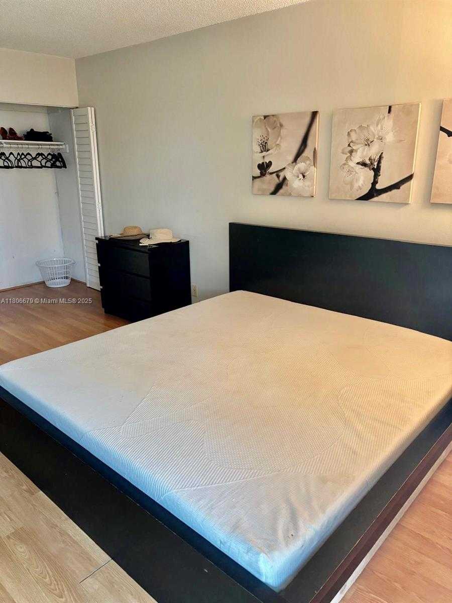 Small Image of 100 BAYVIEW DR #302, Sunny Isles Beach Number 10