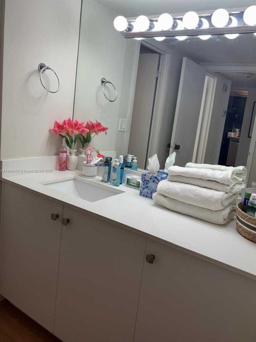 Small Image of 100 BAYVIEW DR #302, Sunny Isles Beach Number 6