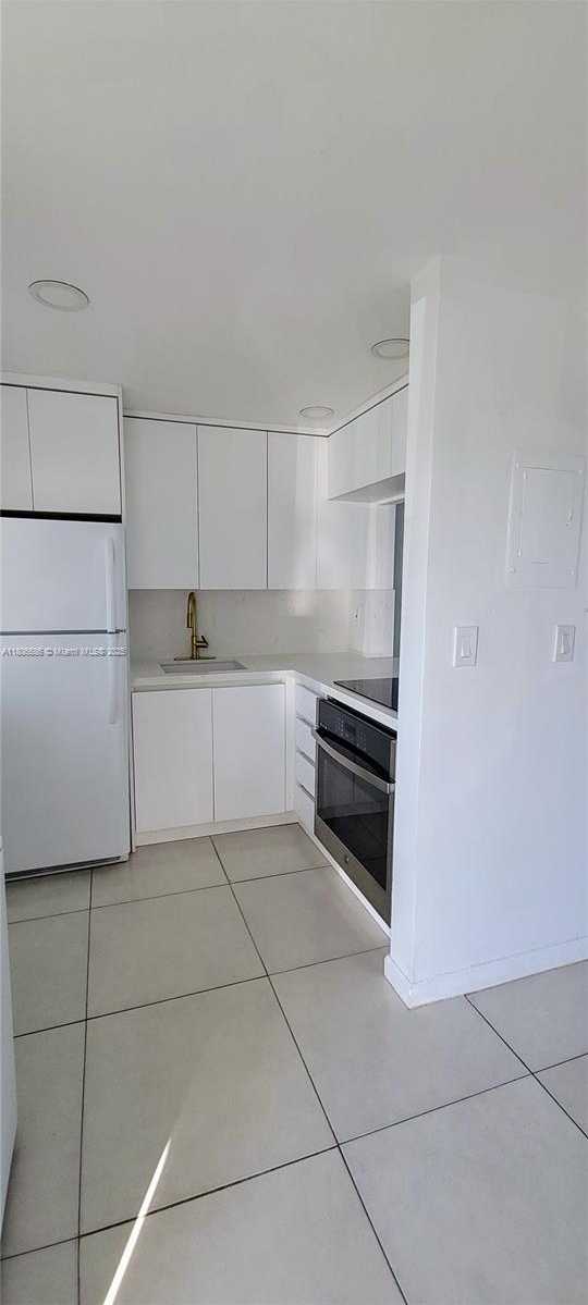 Small Image of 3010 MARCOS DR #R110, Aventura Number 4