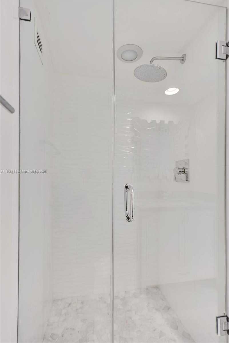 Small Image of 5600 COLLINS AVE #5C, Miami Beach Number 12