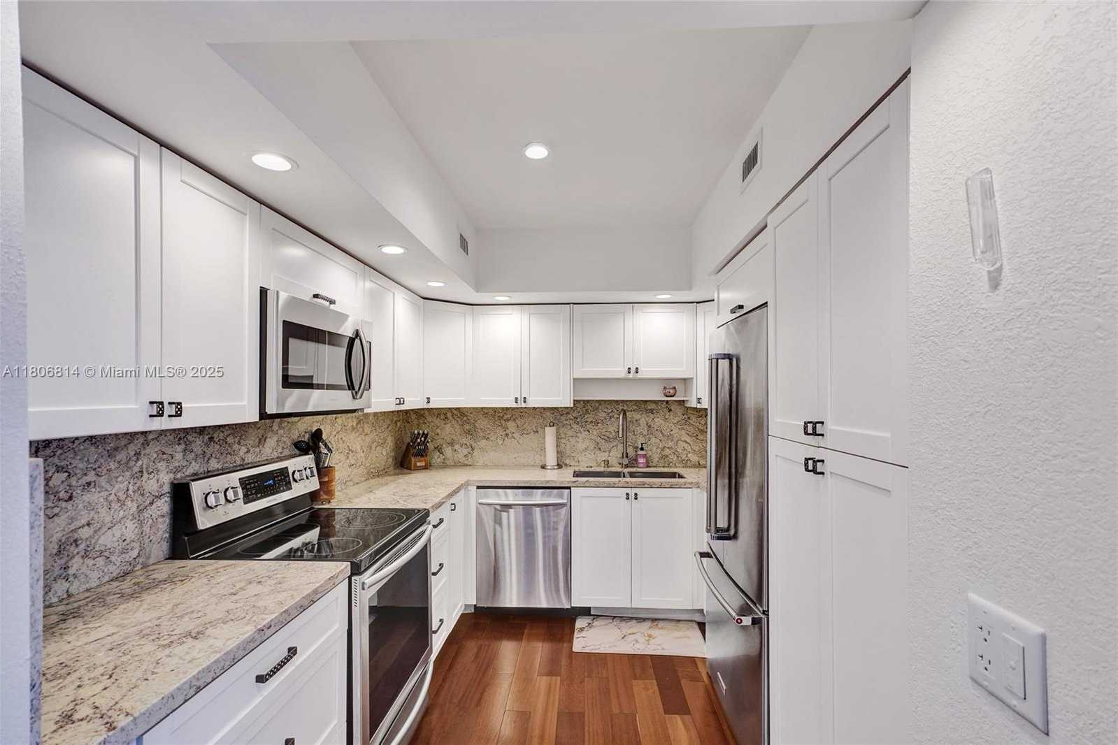 Small Image of 5600 COLLINS AVE #5C, Miami Beach Number 13