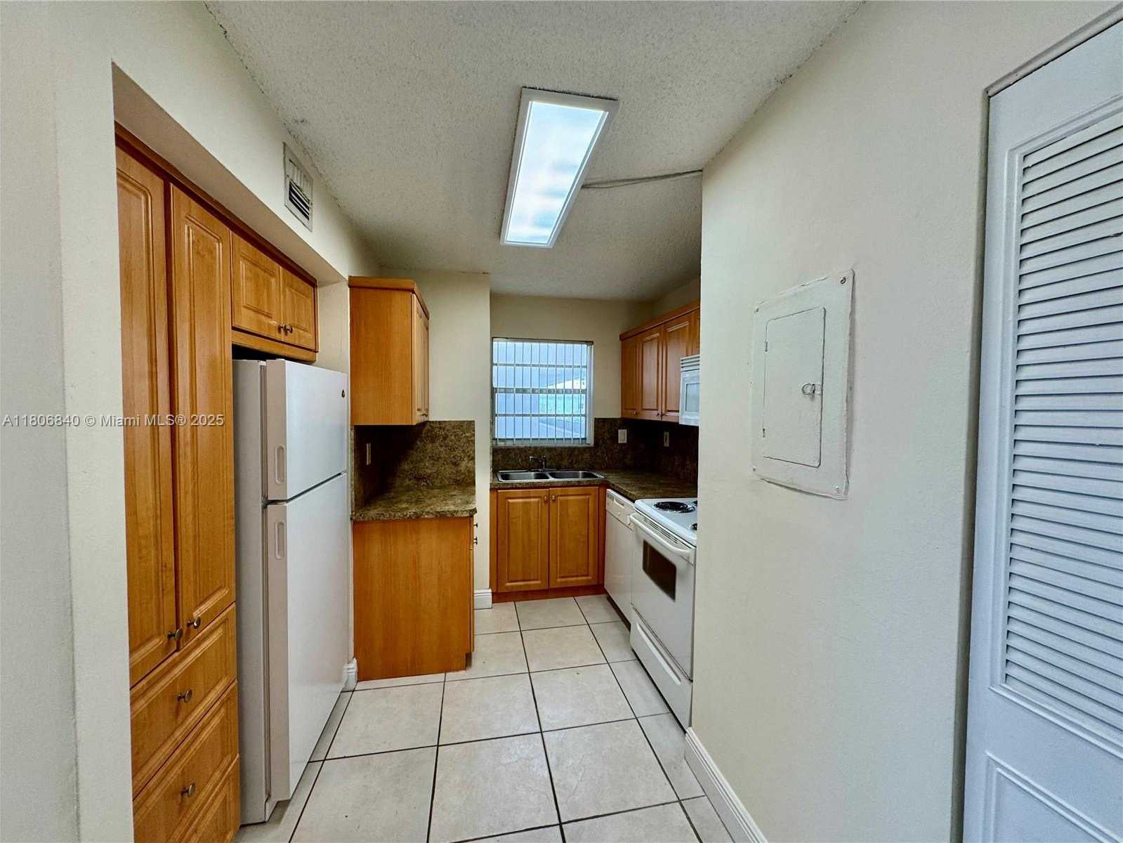 Small Image of 8810 FONTAINEBLEAU BLVD #318, Miami Number 16