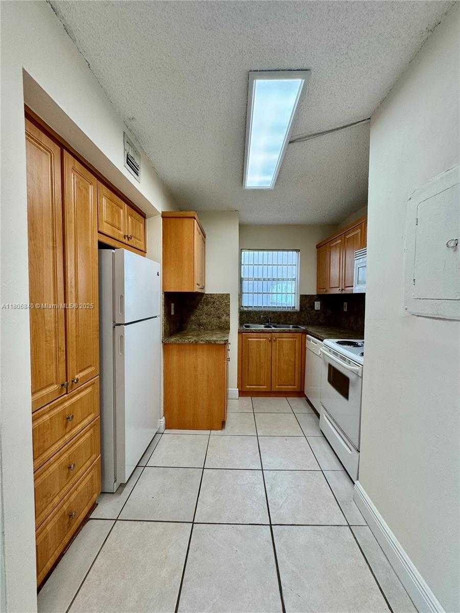Small Image of 8810 FONTAINEBLEAU BLVD #318, Miami Number 22