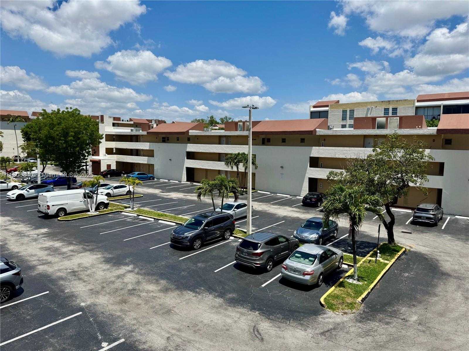 Small Image of 8810 FONTAINEBLEAU BLVD #318, Miami Number 3
