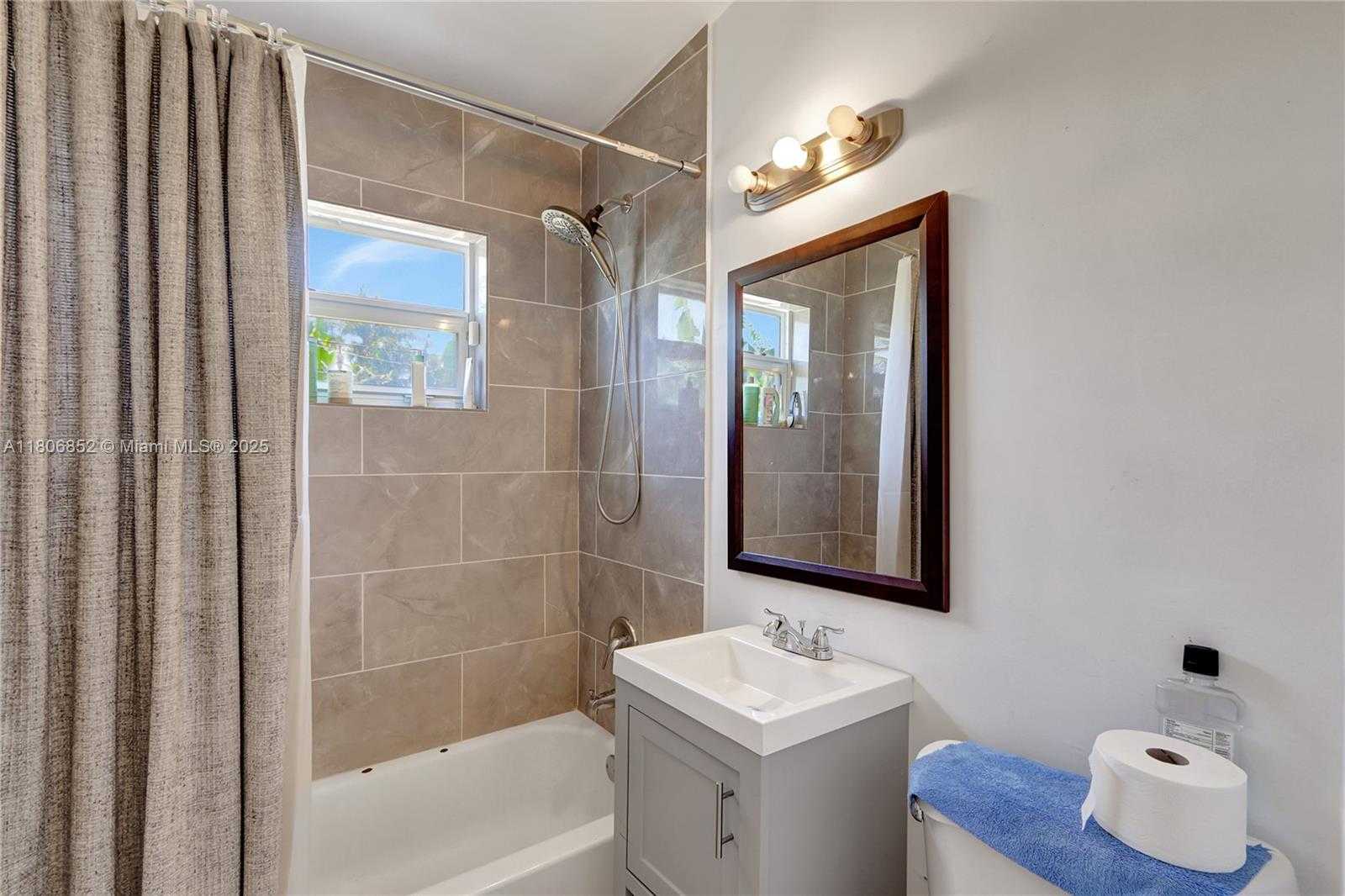 Small Image of 11040 SOUTH WEST 52ND DR, Miami Number 6