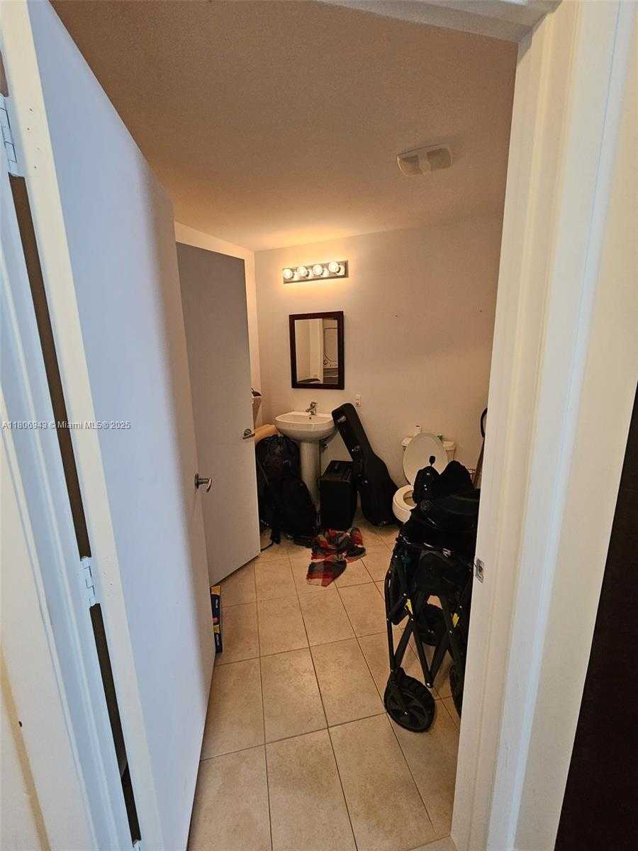 Small Image of 1900 NORTH BAYSHORE DR #1807, Miami Number 3