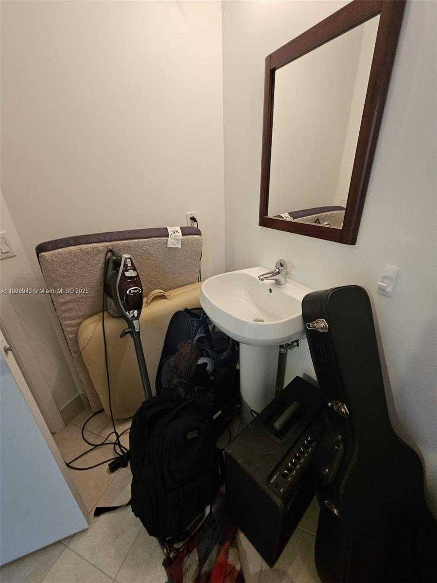 Small Image of 1900 NORTH BAYSHORE DR #1807, Miami Number 4