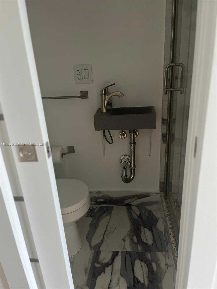 Small Image of 2457 COLLINS AVE #PH-5, Miami Beach Number 11
