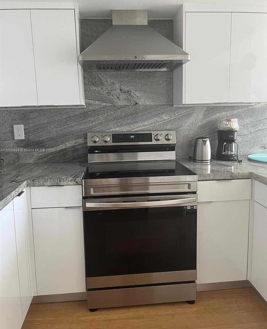 Small Image of 2457 COLLINS AVE #PH-5, Miami Beach Number 12