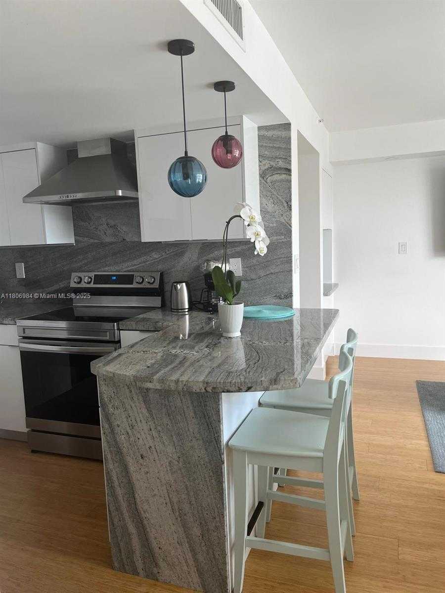 Small Image of 2457 COLLINS AVE #PH-5, Miami Beach Number 14