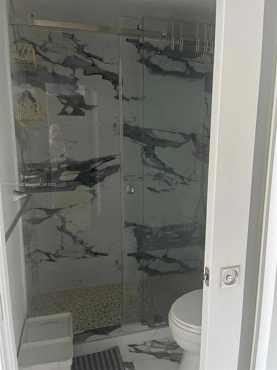 Small Image of 2457 COLLINS AVE #PH-5, Miami Beach Number 17