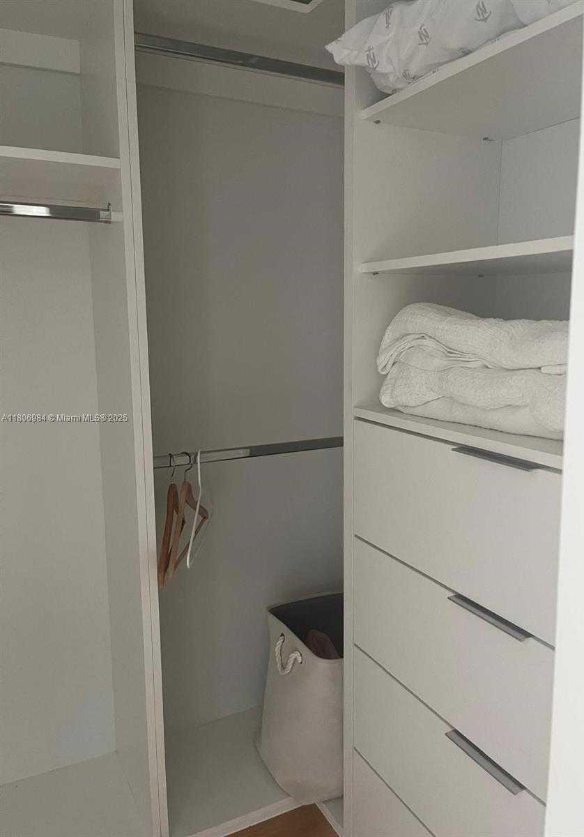 Small Image of 2457 COLLINS AVE #PH-5, Miami Beach Number 18