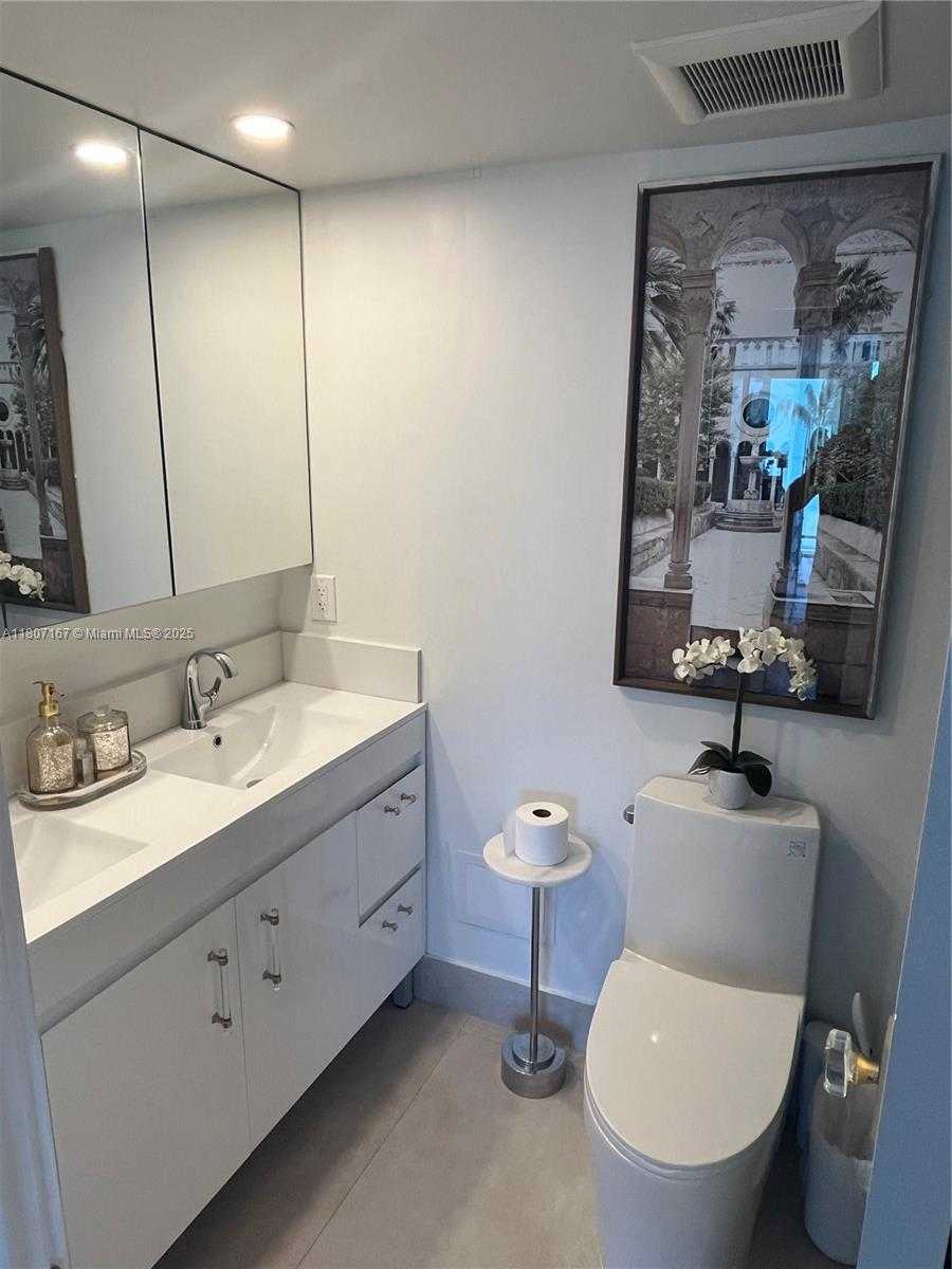 Small Image of 2655 COLLINS AVE #1709, Miami Beach Number 17