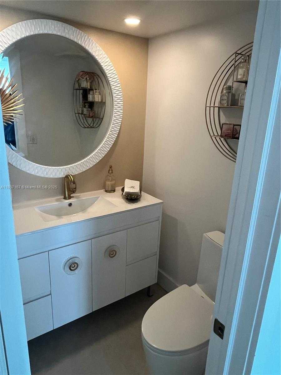 Small Image of 2655 COLLINS AVE #1709, Miami Beach Number 18