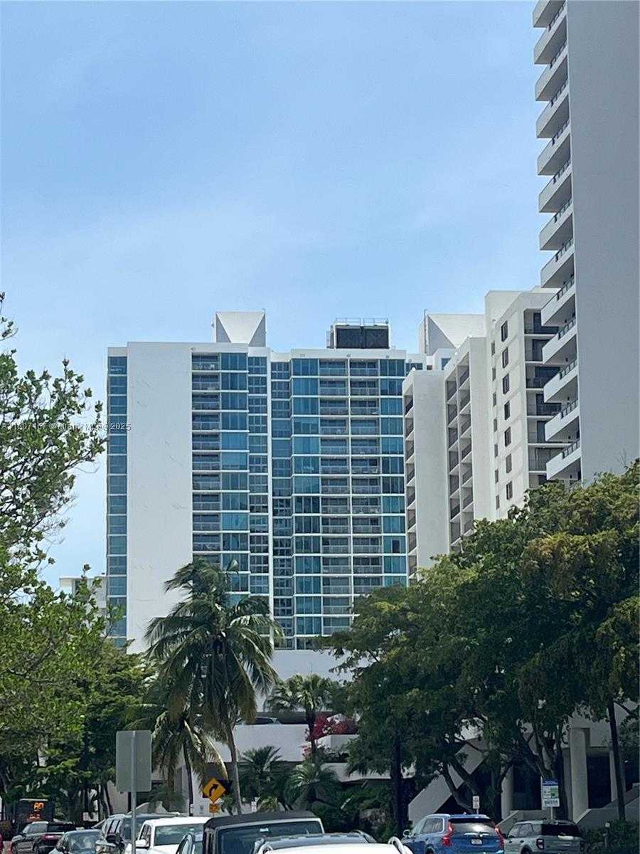 Small Image of 2655 COLLINS AVE #1709, Miami Beach Number 3