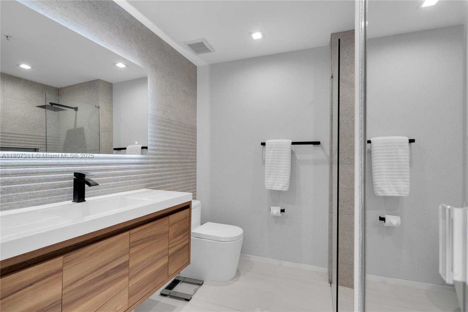 Small Image of 801 BRICKELL KEY BLVD #PH 3311, Miami Number 24