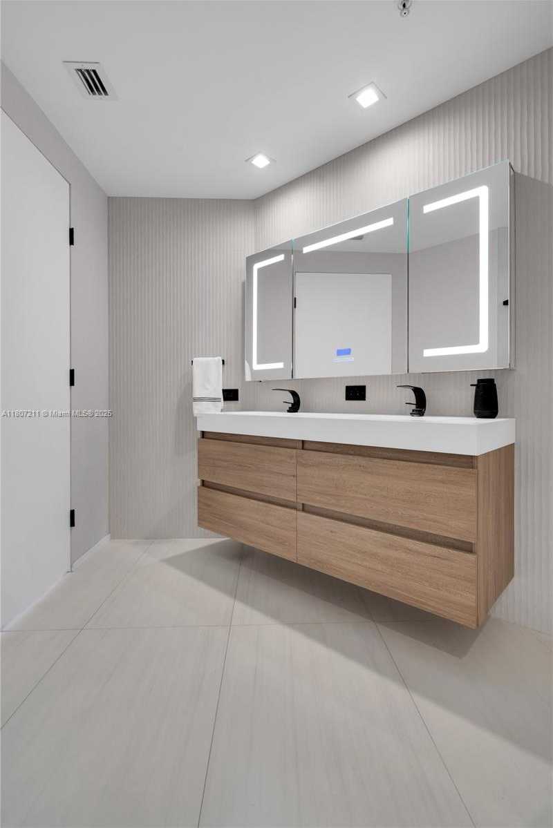 Small Image of 801 BRICKELL KEY BLVD #PH 3311, Miami Number 25