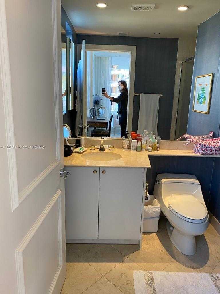 Small Image of 785 CRANDON BL #1404, Key Biscayne Number 24