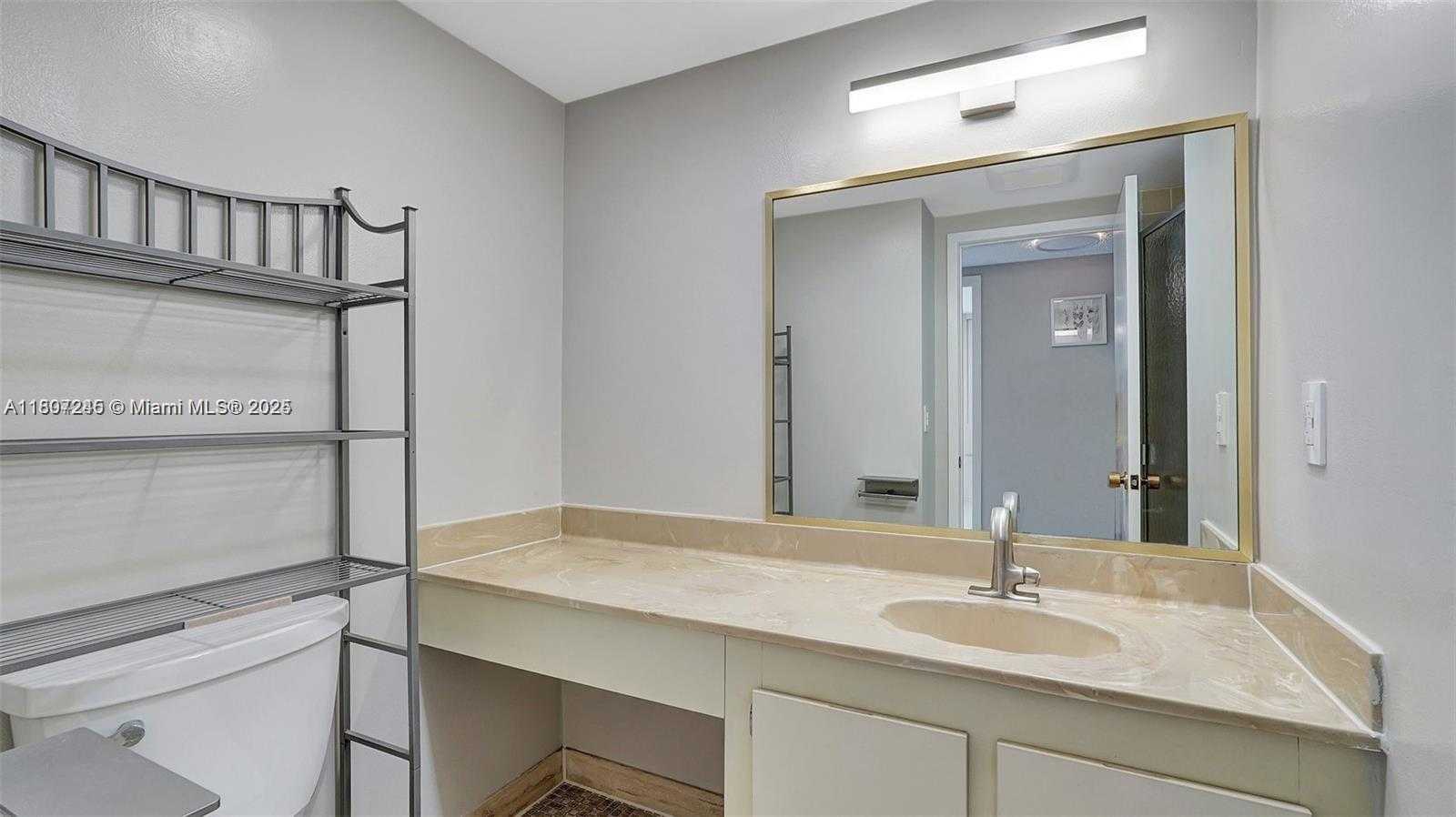 Small Image of 2500 PARKVIEW DR #1520, Hallandale Beach Number 2