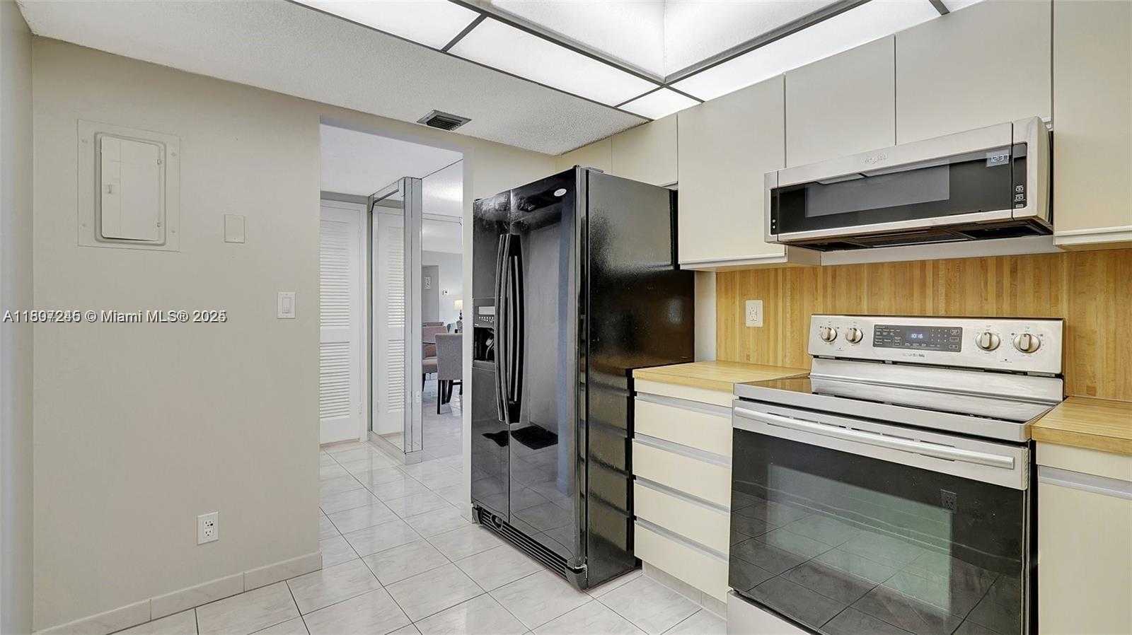 Small Image of 2500 PARKVIEW DR #1520, Hallandale Beach Number 3