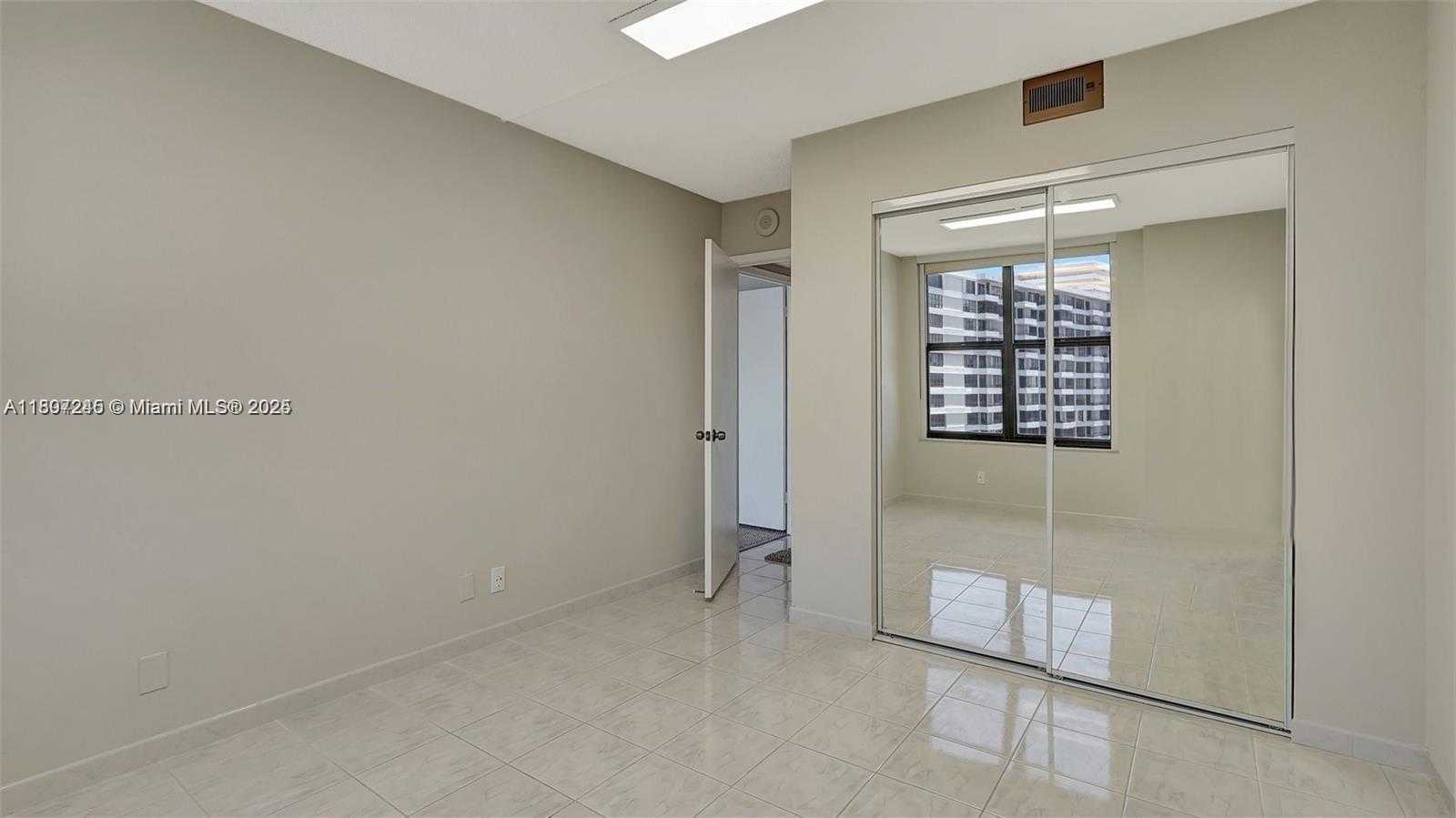 Small Image of 2500 PARKVIEW DR #1520, Hallandale Beach Number 7