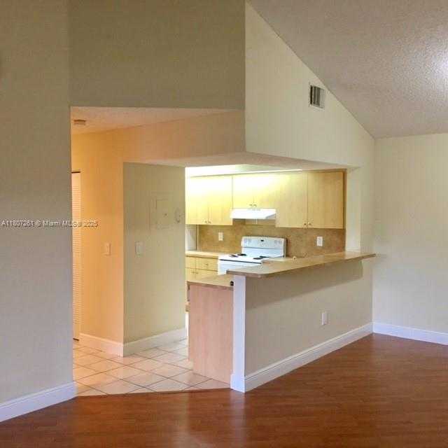 Small Image of 18830 NORTH WEST 57TH AVE #301, Hialeah Number 4