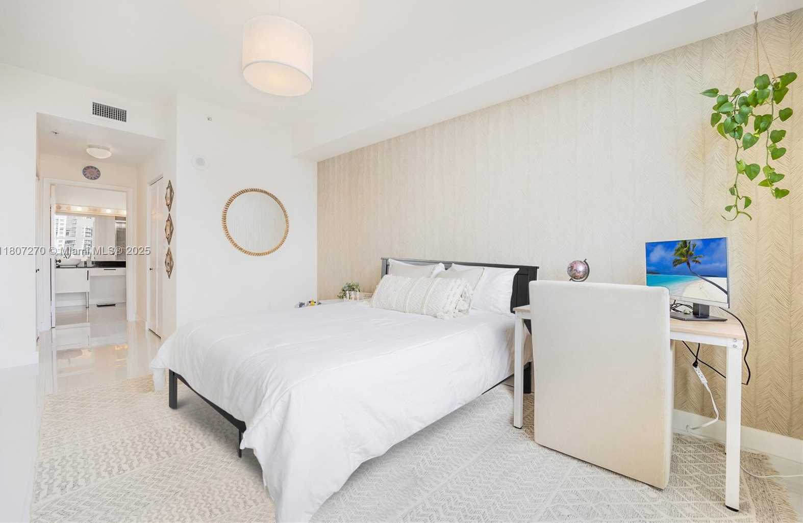 Small Image of 31 SOUTH EAST 5TH ST #3419, Miami Number 9