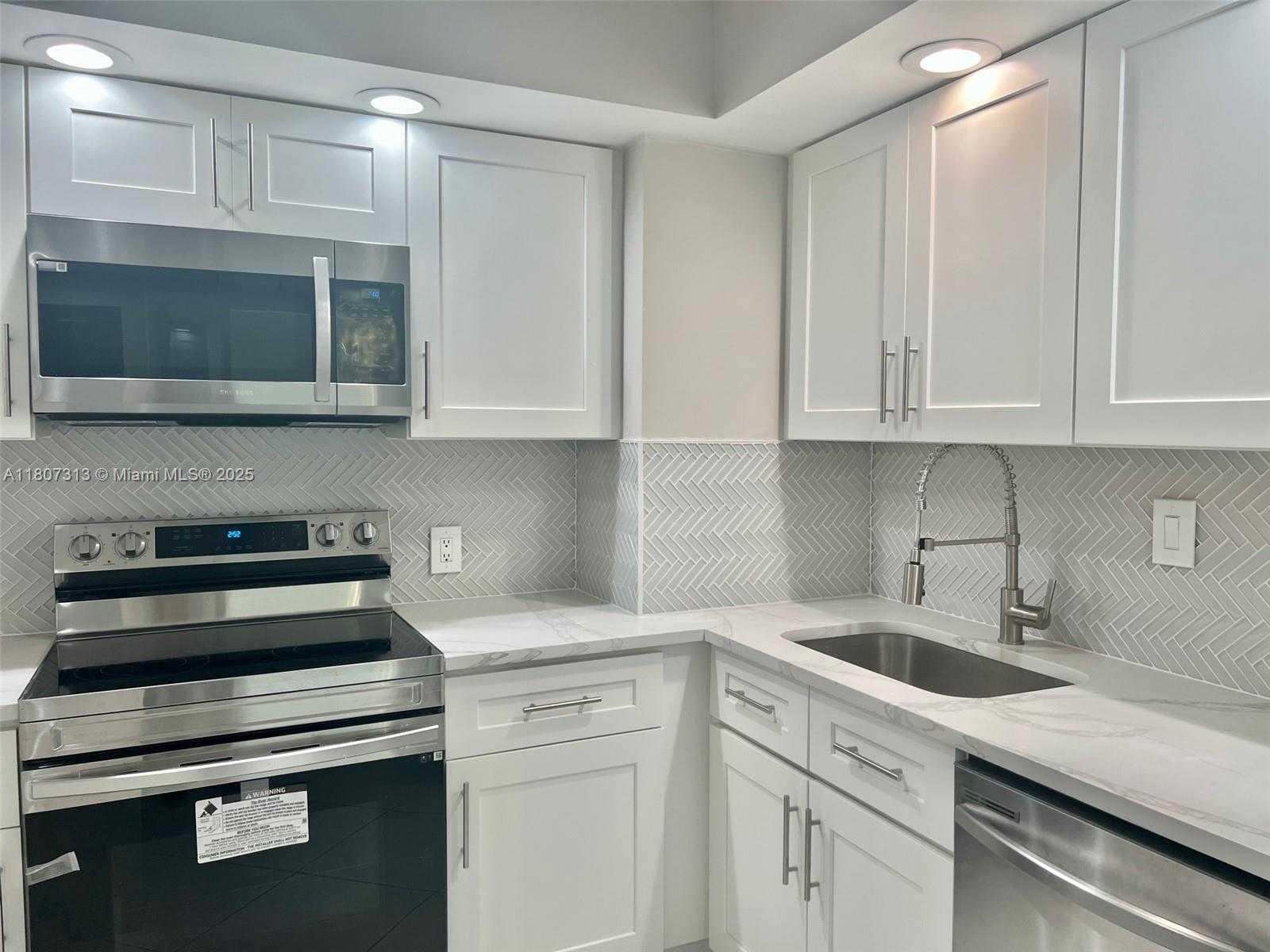 Small Image of 100 BAYVIEW DR #1929, Sunny Isles Beach Number 13
