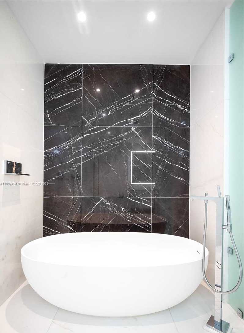 Small Image of 300 BISCAYNE BLVD WAY #3509, Miami Number 20