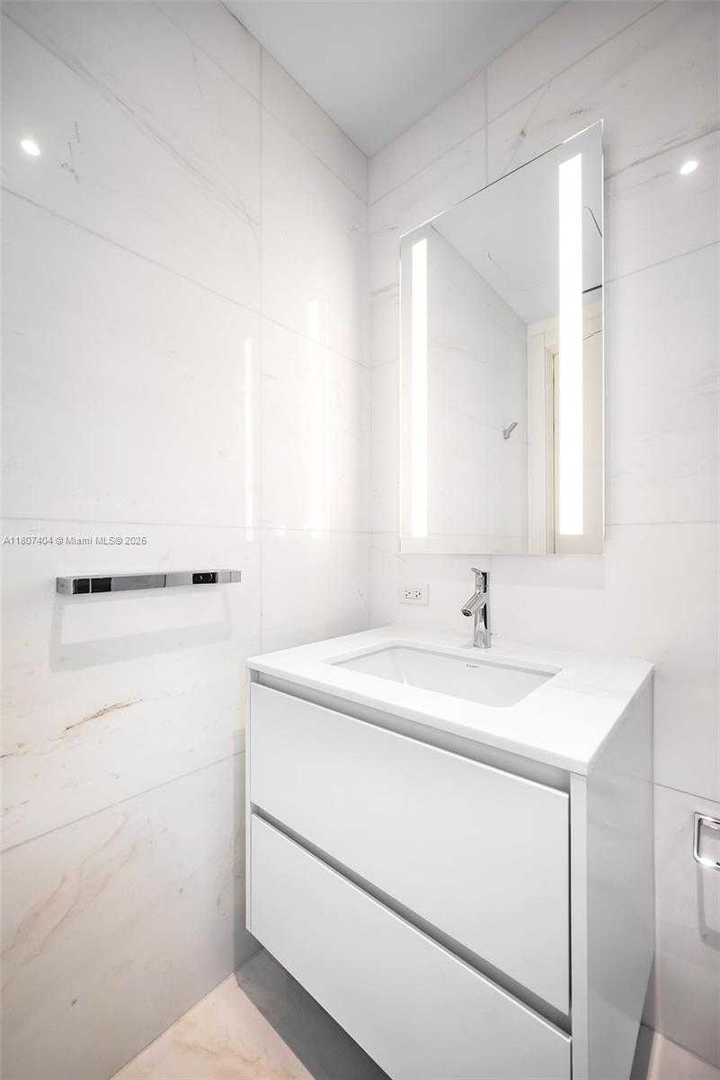 Small Image of 300 BISCAYNE BLVD WAY #3509, Miami Number 9