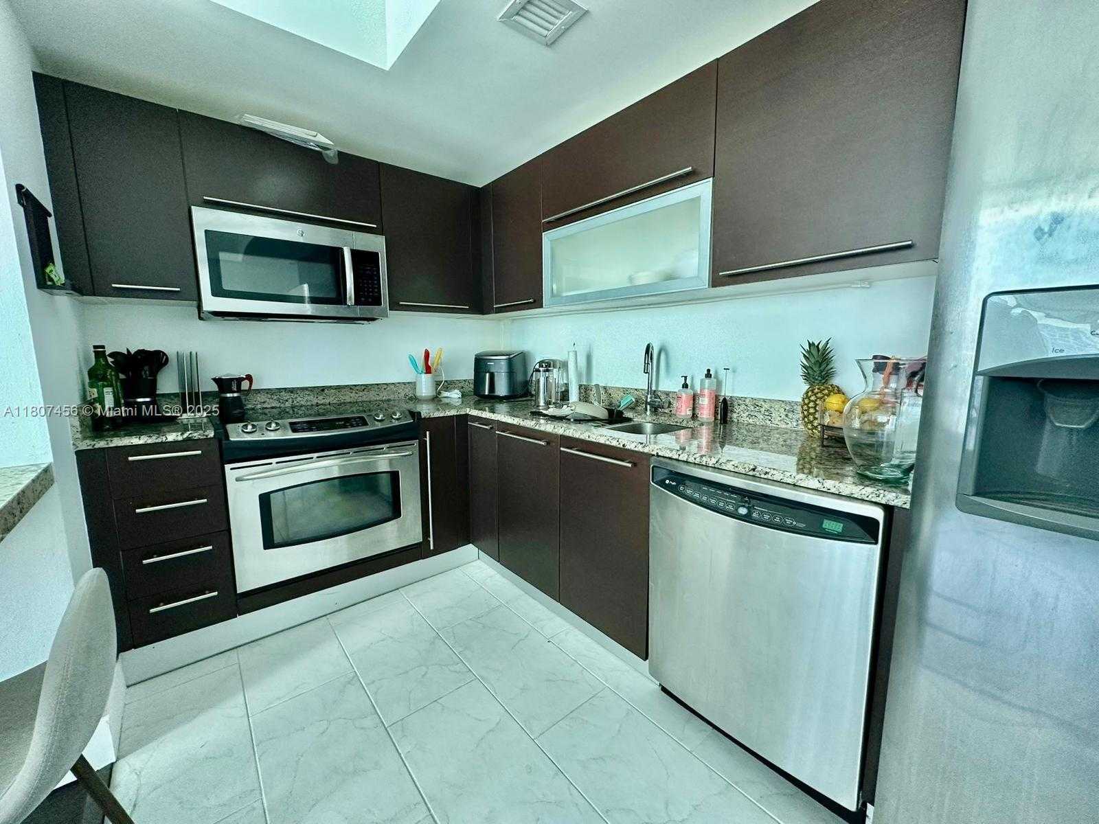 Small Image of 950 BRICKELL BAY DR #2406, Miami Number 10