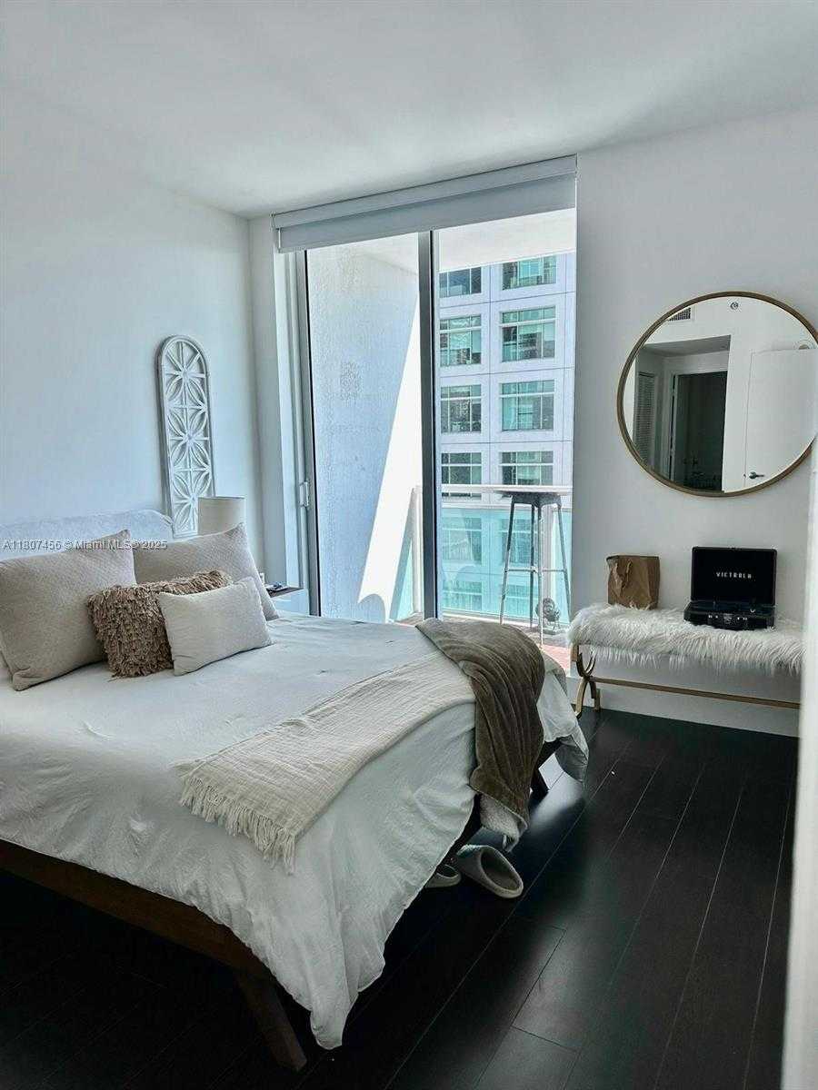 Small Image of 950 BRICKELL BAY DR #2406, Miami Number 11